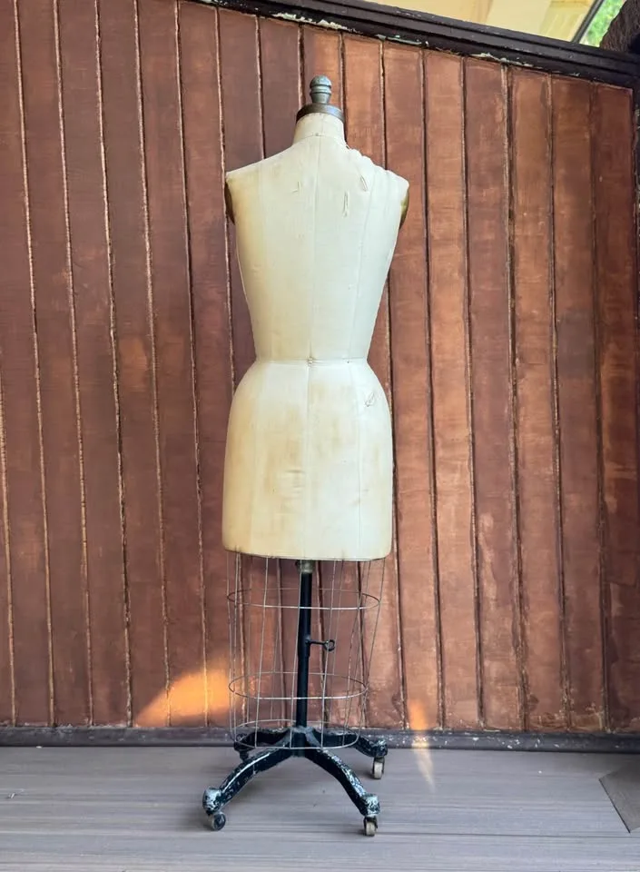 Women’s Vintage DRESS FORM Mannequin image indicator(9)