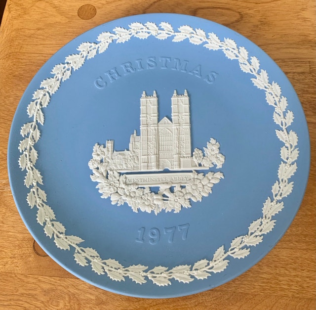 Wedgwood Jasperware 1977 Christmas Plate (Westminster Abbey)