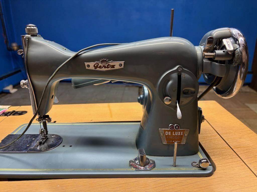 Vintage Gertz Singer Sewing Machine & Table