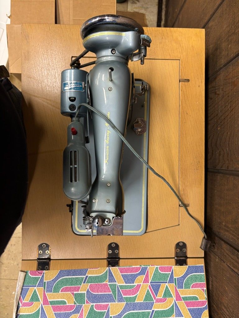Vintage Gertz Singer Sewing Machine & Table - photo 2