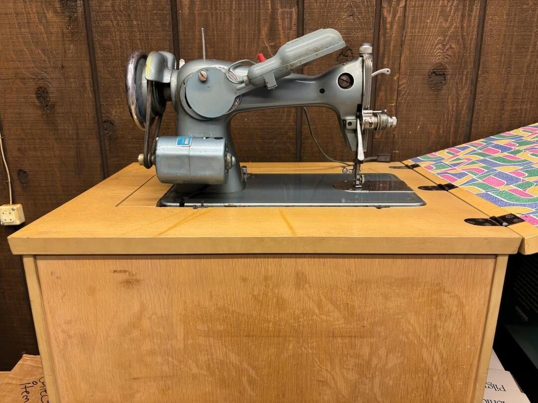 Vintage Gertz Singer Sewing Machine & Table - photo 3