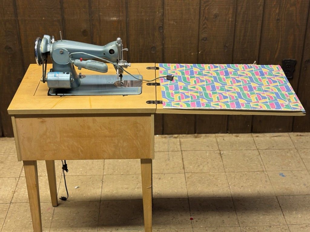 Vintage Gertz Singer Sewing Machine & Table - photo 4