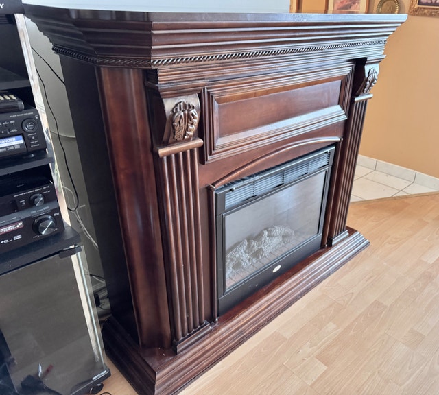 ELECTRIC FIREPLACE AND CLASSIC WOOD MANTEL - photo 2