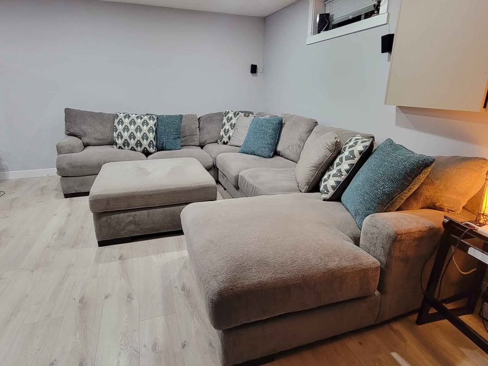 MOVING, NEED GONE: Ashley Furniture Sectional + Ottoman + Pillow - photo 2