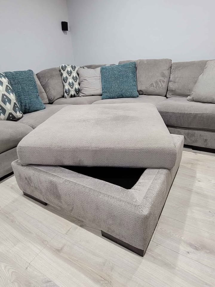 MOVING, NEED GONE: Ashley Furniture Sectional + Ottoman + Pillow - photo 3