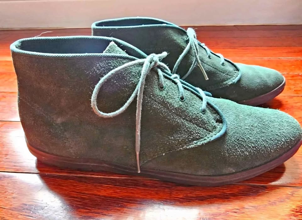 Size 9.5 or 10 vintage suede forest green Keds Chukka boots