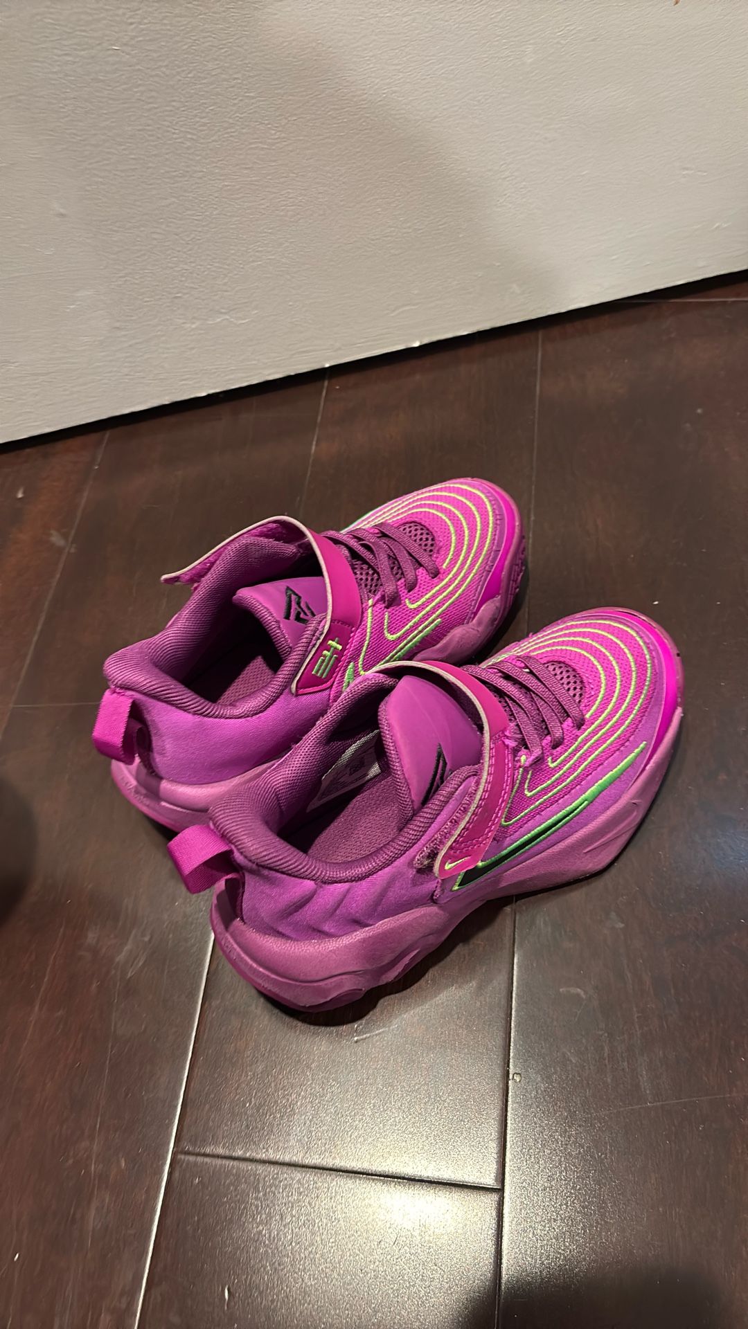 Youth (Nina’s) Nike Size 12.5 - photo 2