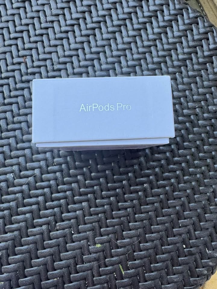 AirPod Pro 2 (2nd Generation) - photo 2