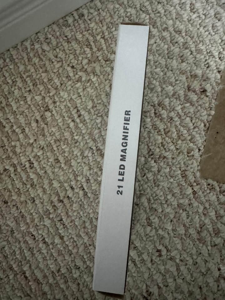 Lighted Handheld Magnifier with LED Lights - photo 2
