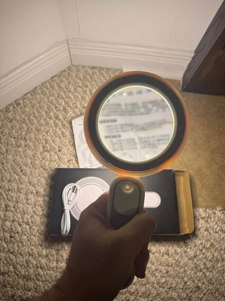 Lighted Handheld Magnifier with LED Lights - photo 4