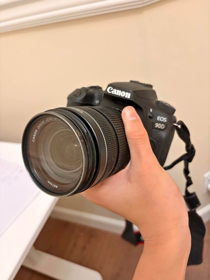 PLEASE TAKE QUICK SELL Canon EOS 90D DSLR Camera 18-135 Lens