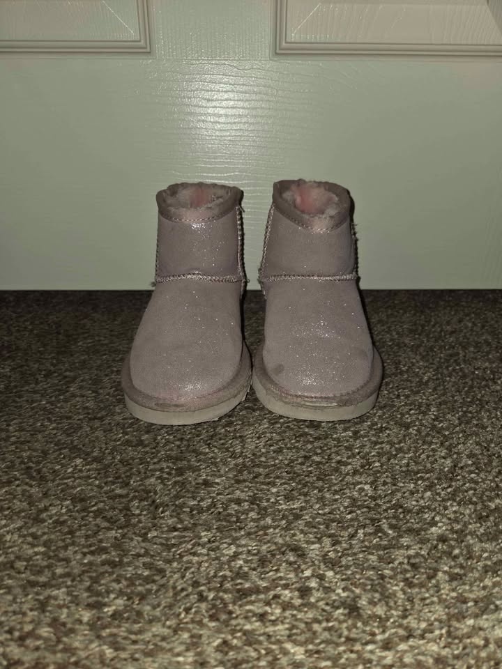 Toddler Size 10 "Ugg" Style Boots - photo 2