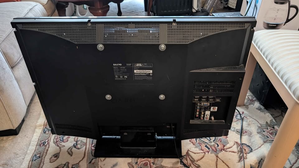 Sanyo 32" LCD HD TV - photo 2