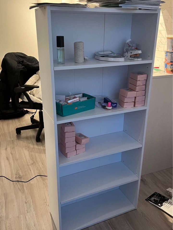 White bookshelf - 5 tiers - photo 2