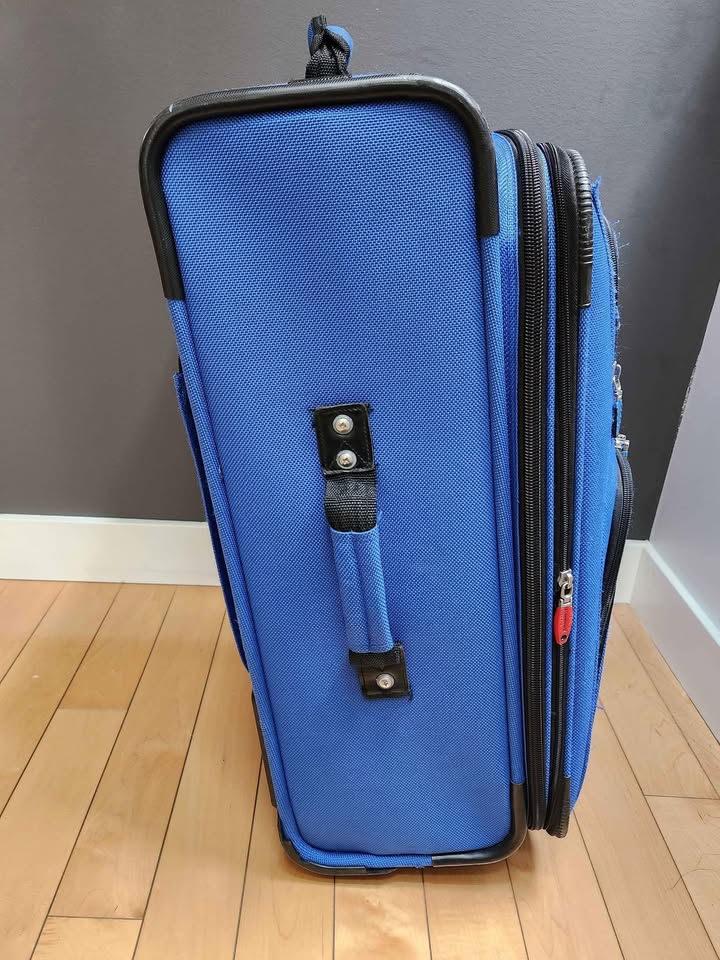 25" Delsey Helium Lite 100 Expandable Luggage - photo 2
