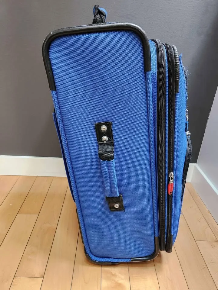 25" Delsey Helium Lite 100 Expandable Luggage image indicator(2)