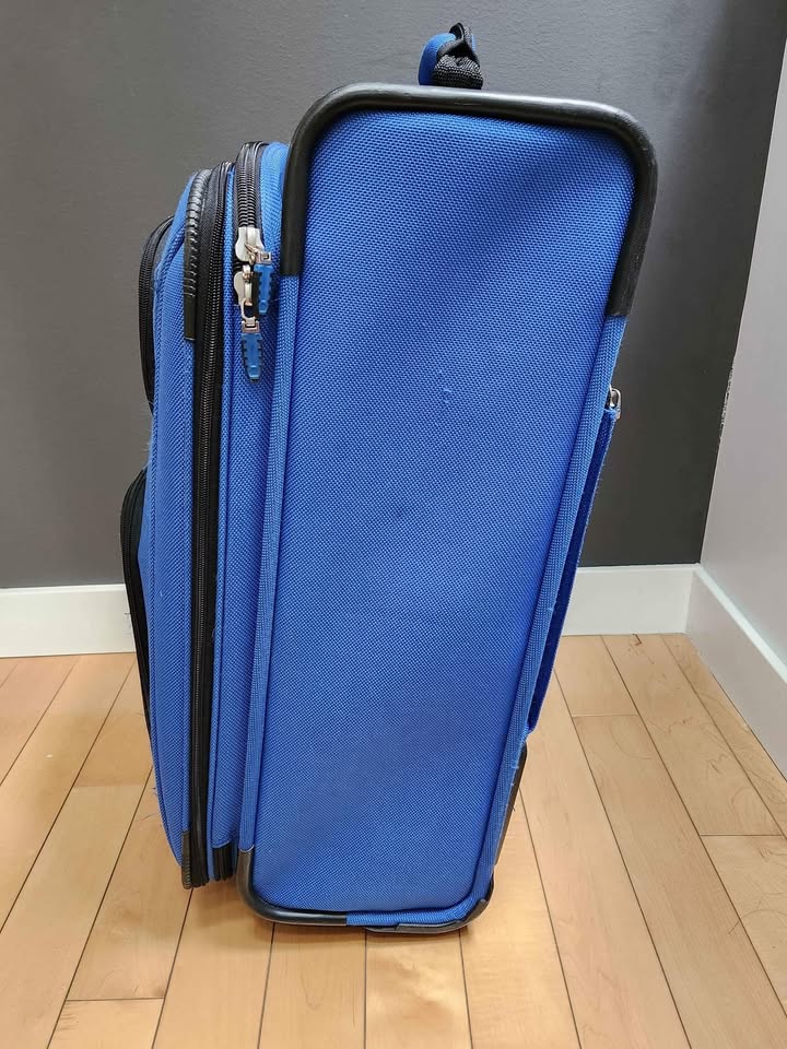 25" Delsey Helium Lite 100 Expandable Luggage - photo 4