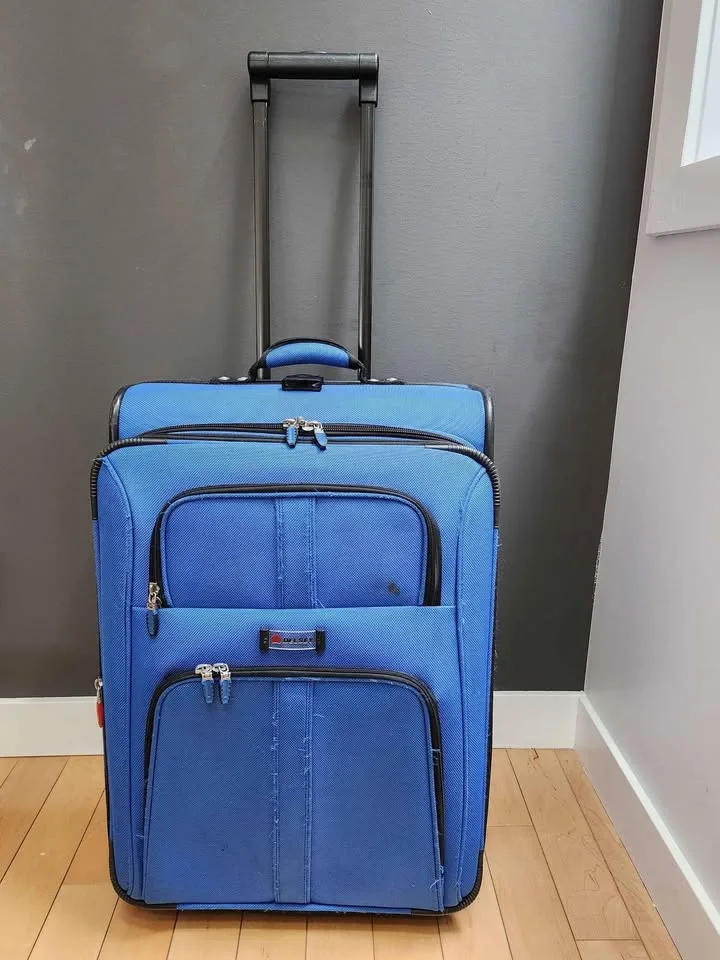 25" Delsey Helium Lite 100 Expandable Luggage image indicator(8)