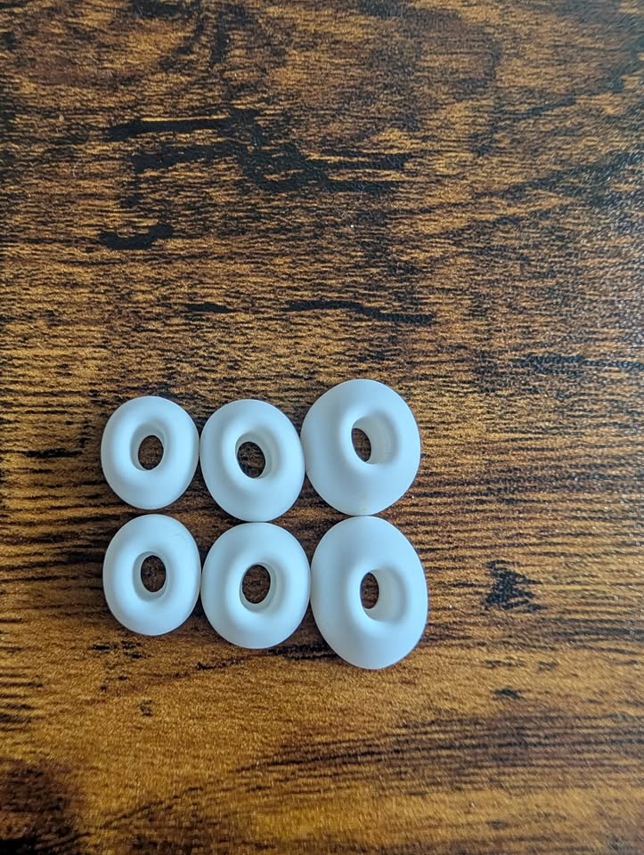 Universal Ear Tips Set – 12 Pieces (Black & White)