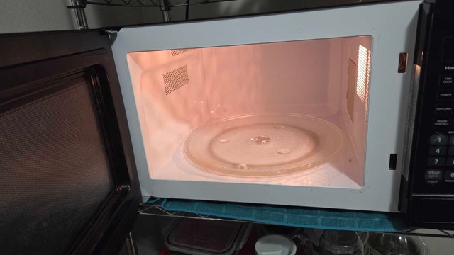 Hamilton Beach Microwave - photo 3