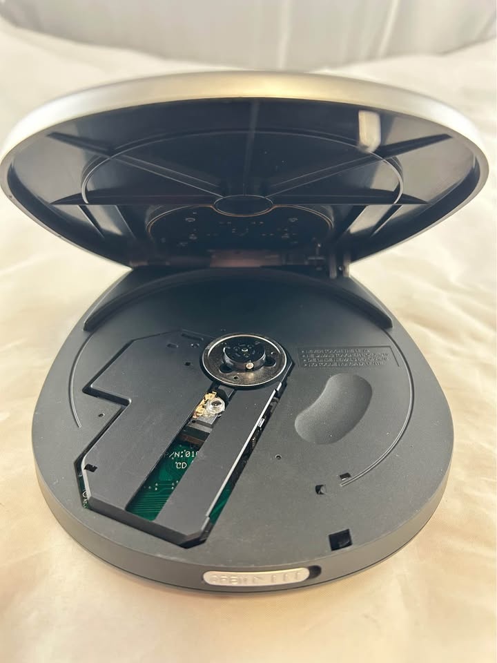 KOSS Portable CD Player CDP2150 - photo 5