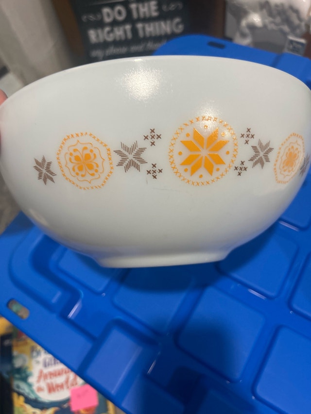 Vintage Pyrex Bowls - Set of 2 Floral Patterns - photo 2