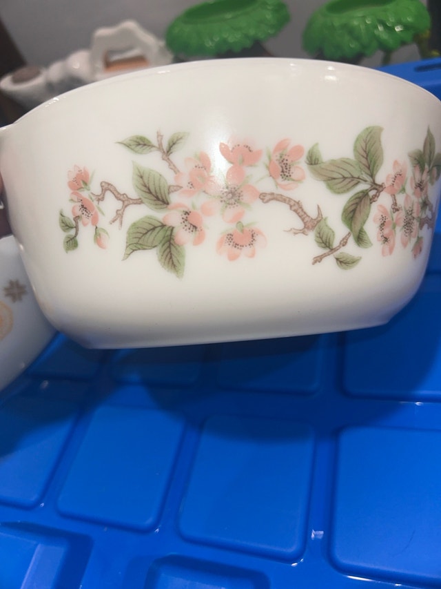 Vintage Pyrex Bowls - Set of 2 Floral Patterns - photo 3