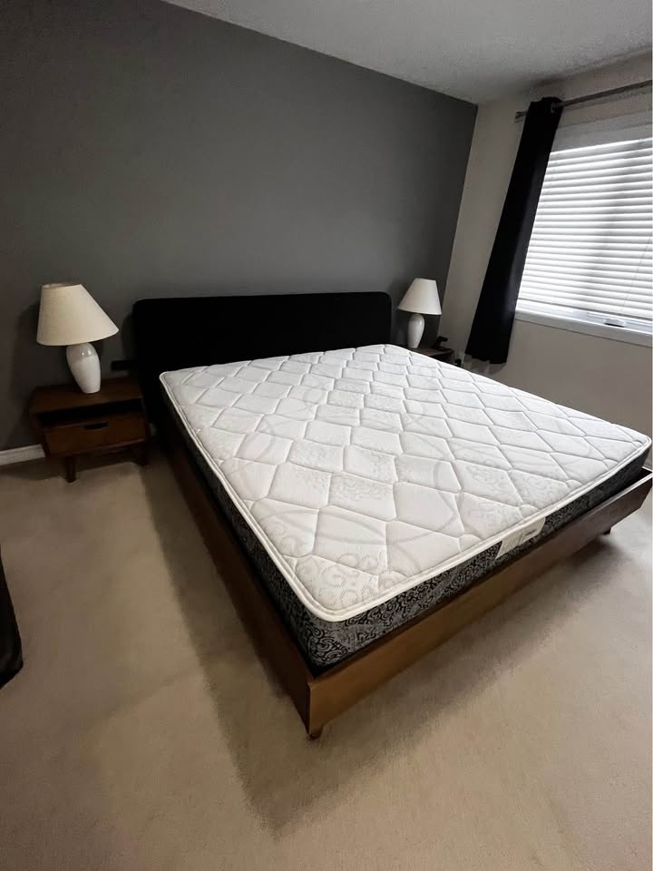 King size bedroom set with side tables - photo 2
