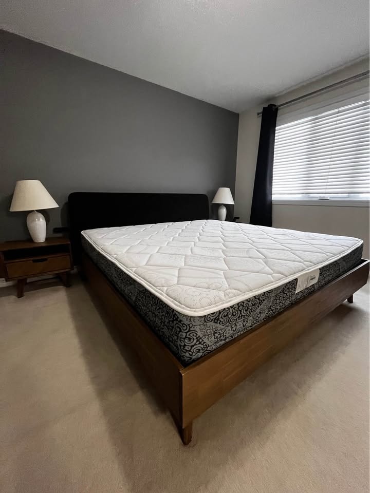 King size bedroom set with side tables - photo 3