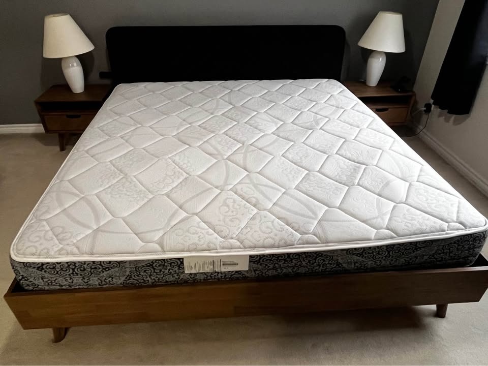 King size bedroom set with side tables - photo 4