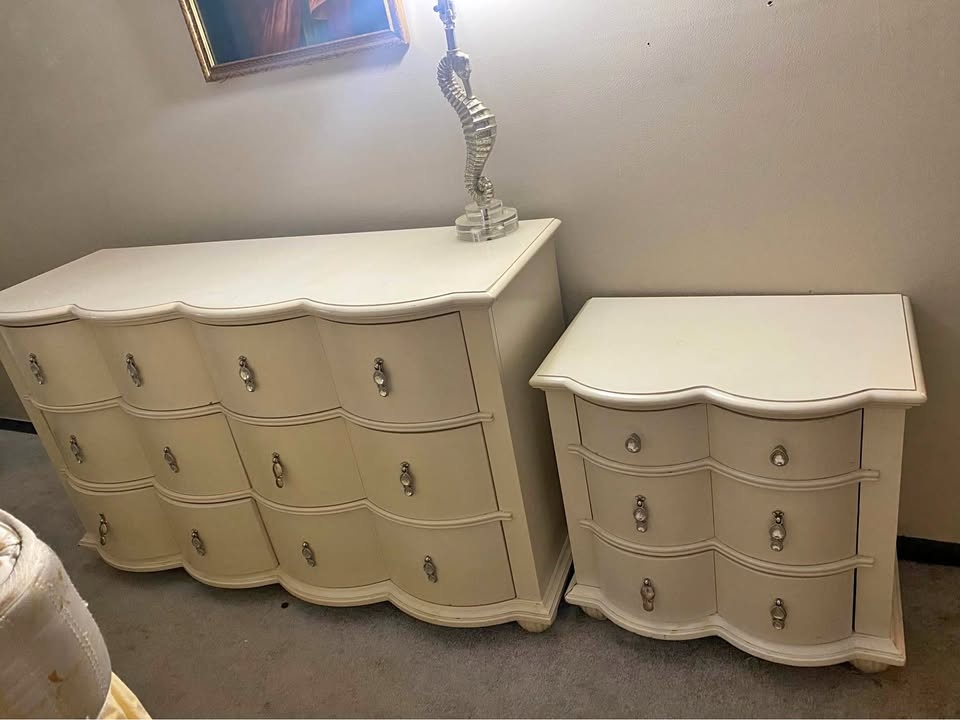 2-Piece Solid Wood American Signature Dresser and Nightstand Set