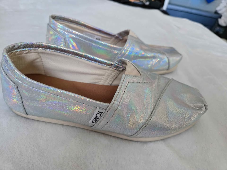 Iridescent Tom's Shoes, Size 7 - photo 2