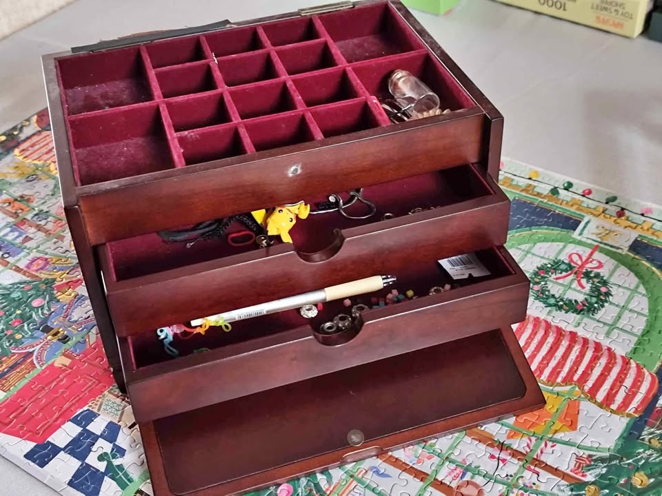 Jewelry box. Needs repair