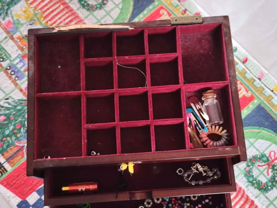 Jewelry box. Needs repair - photo 2