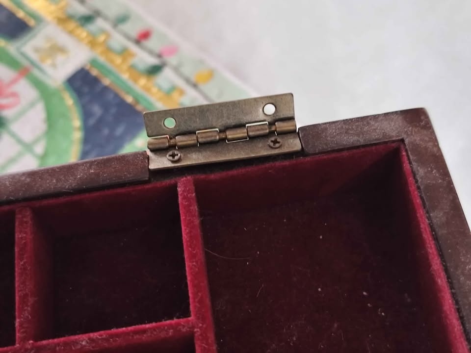 Jewelry box. Needs repair - photo 4