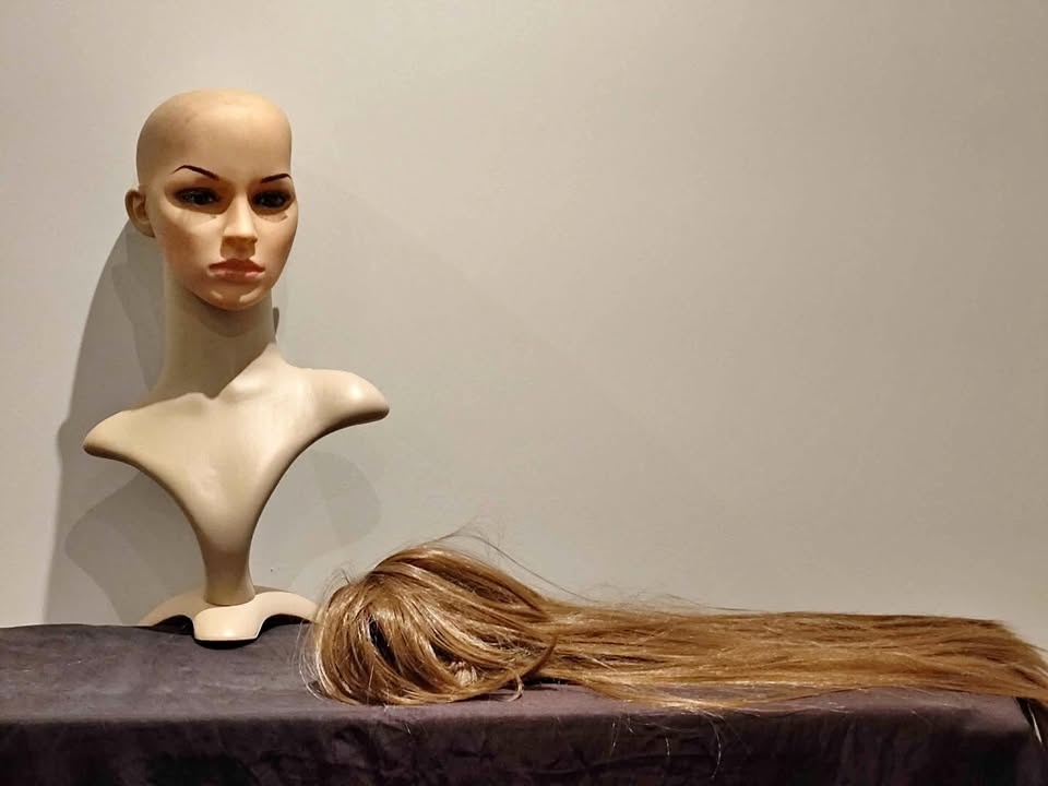 Mannequin head with wig