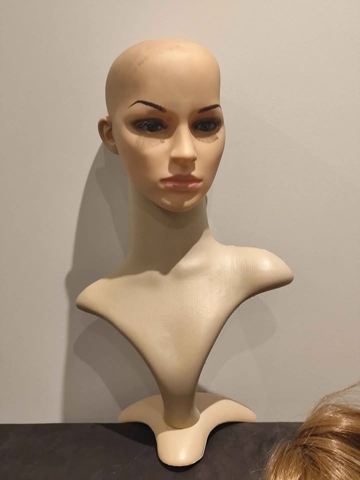 Mannequin head with wig - photo 3