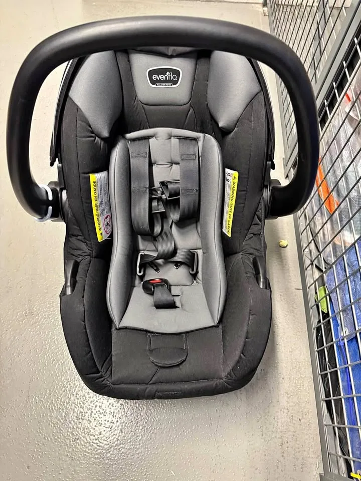 Evenflo car seat in excellent condition thumbnail