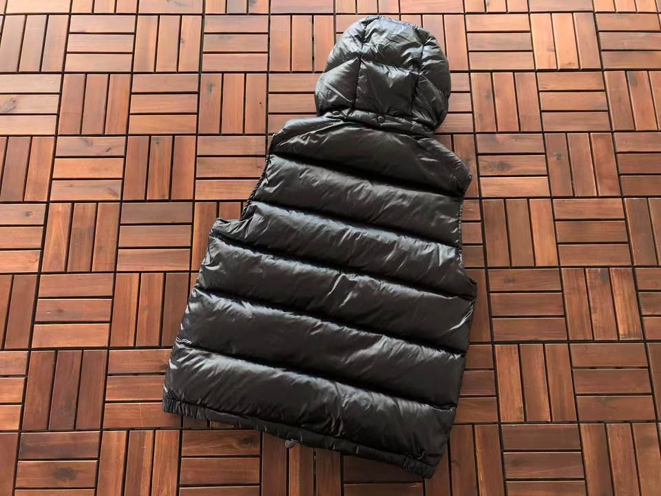 $220 Moncler Down Vest Medium - photo 2