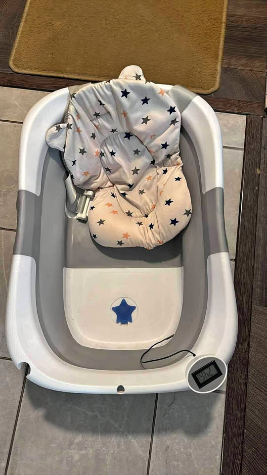Baby foldable bath tub