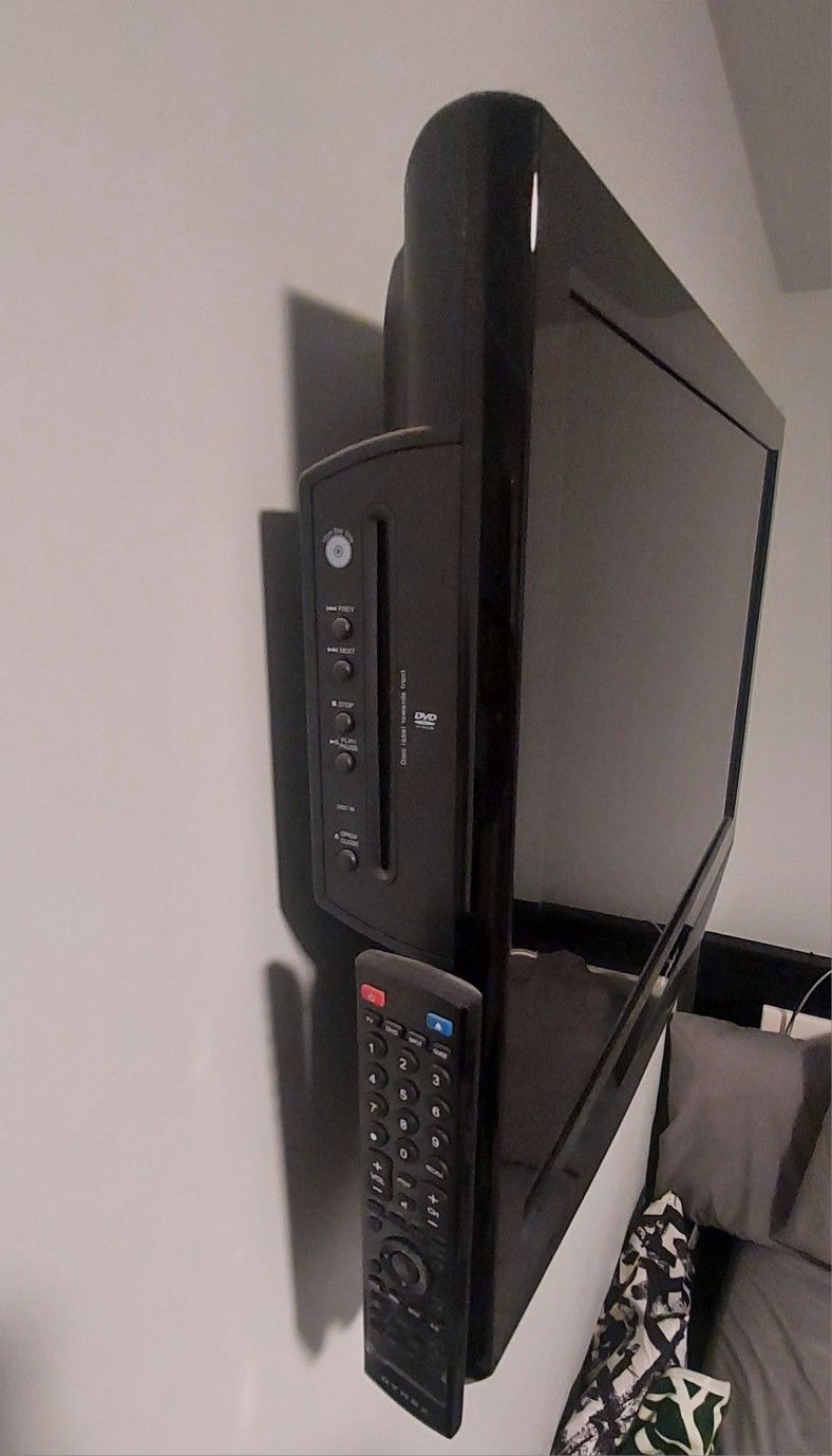 32" LCD TV / DVD Combo - photo 3