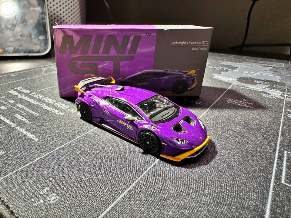 MINI GT Lamborghini Huracán STO w/ Box
