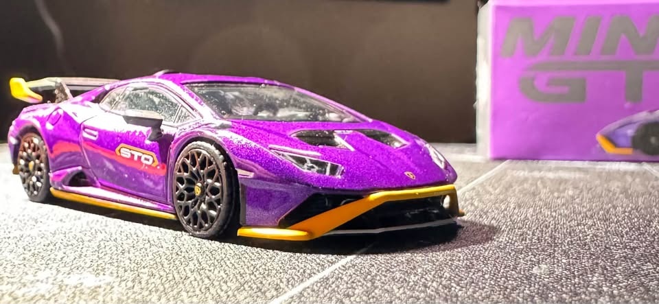 MINI GT Lamborghini Huracán STO w/ Box - photo 3