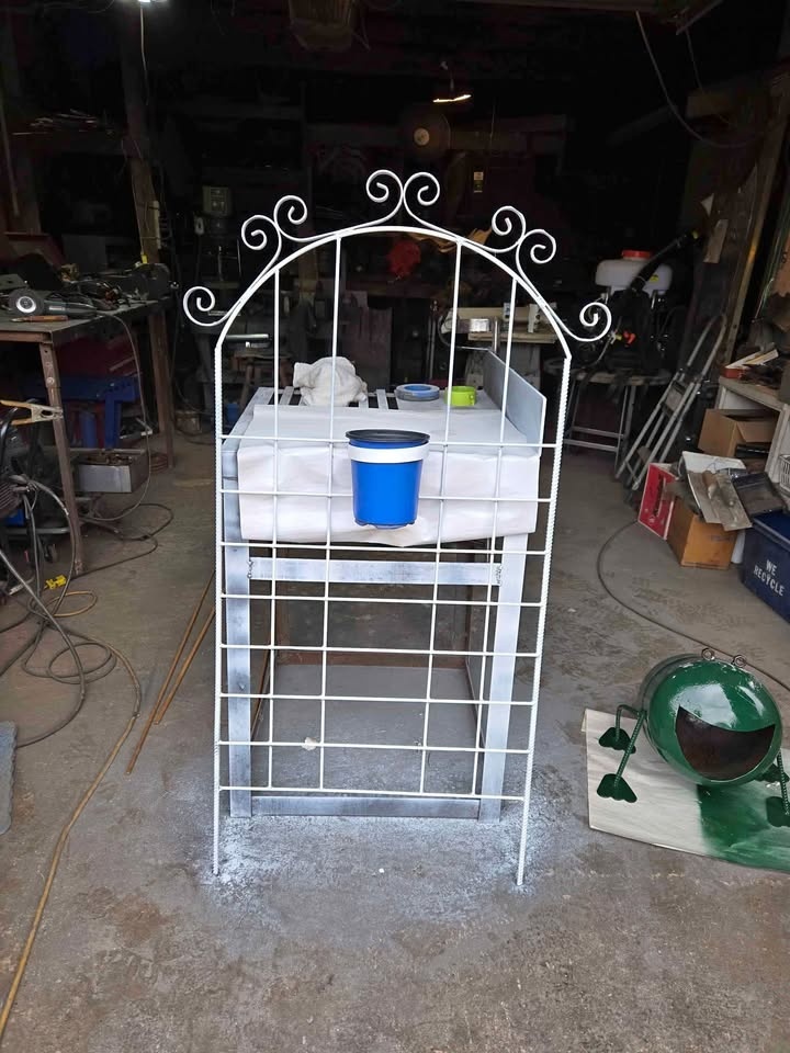 Rustic Metal Garden Trellis and Plant Holder