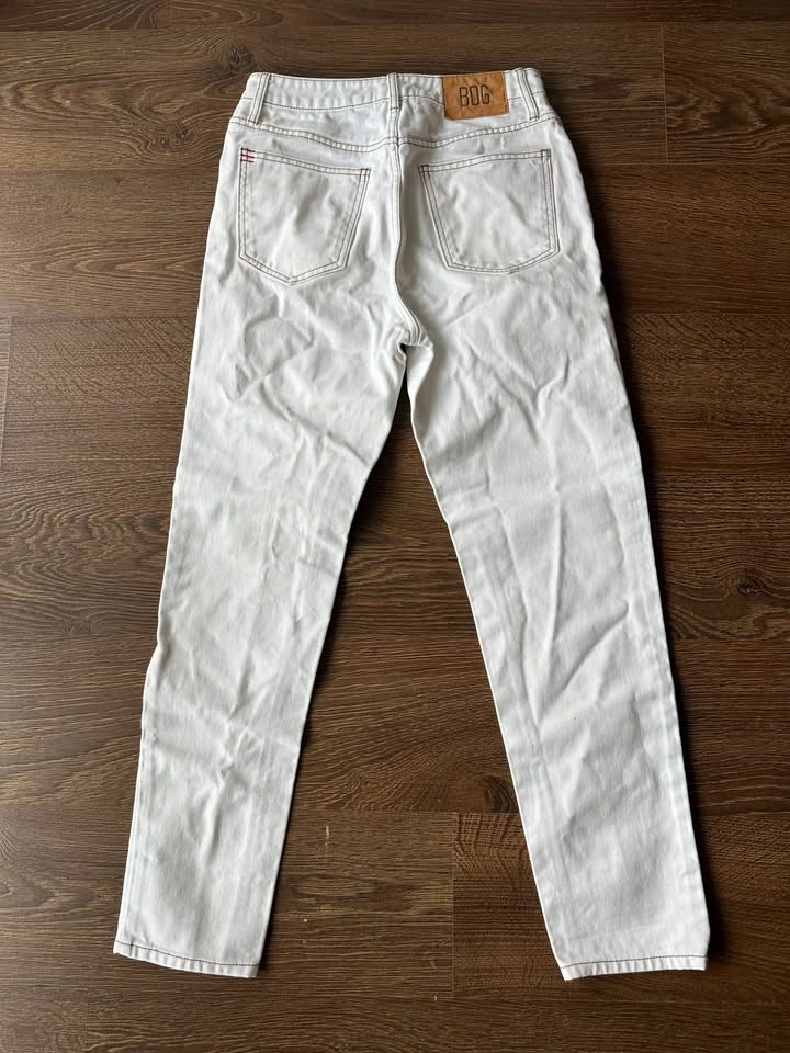 BDG White Straight Jeans - Size 28 - photo 2