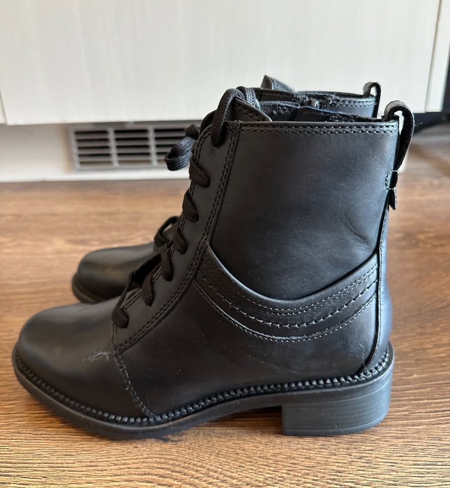 BNIB Clarks Black Maye Combat Leather Boots - Size 6 - photo 3
