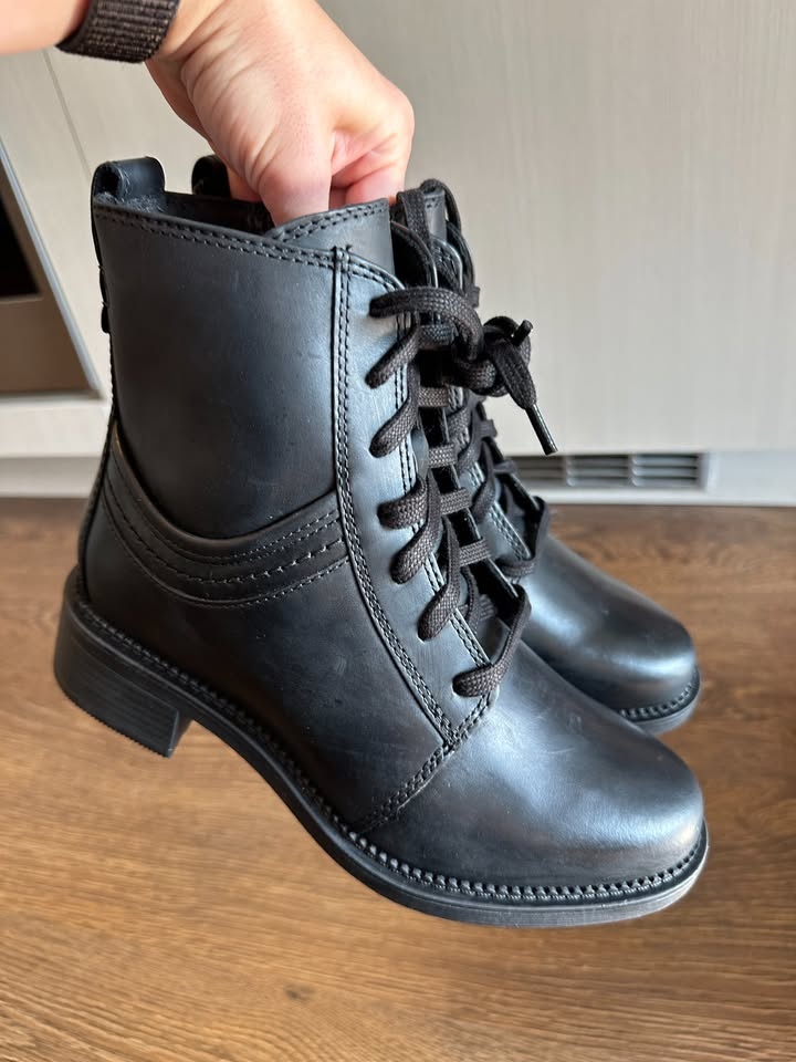 BNIB Clarks Black Maye Combat Leather Boots - Size 6 - photo 4
