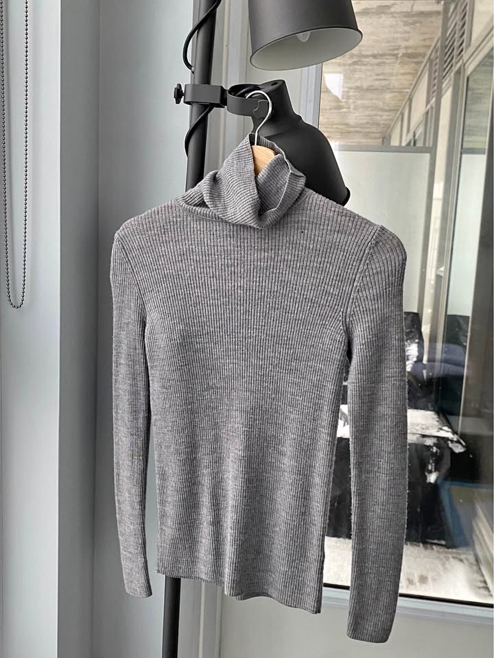 100% Wool Small Uniqlo Grey Turtleneck