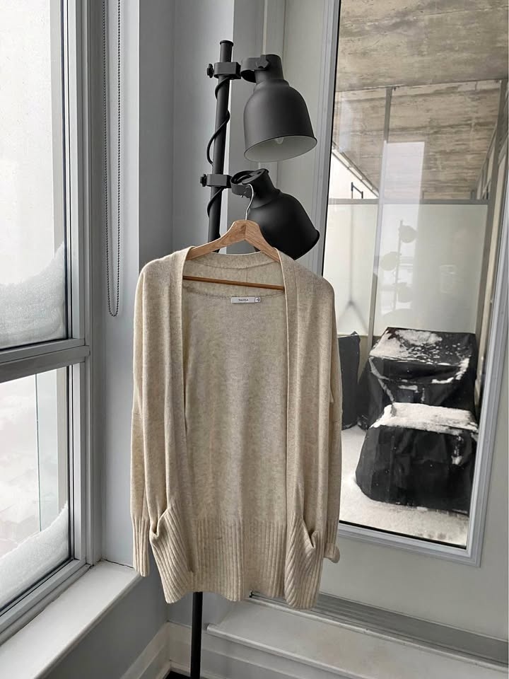 XS Aritzia Talula Cream Sweater