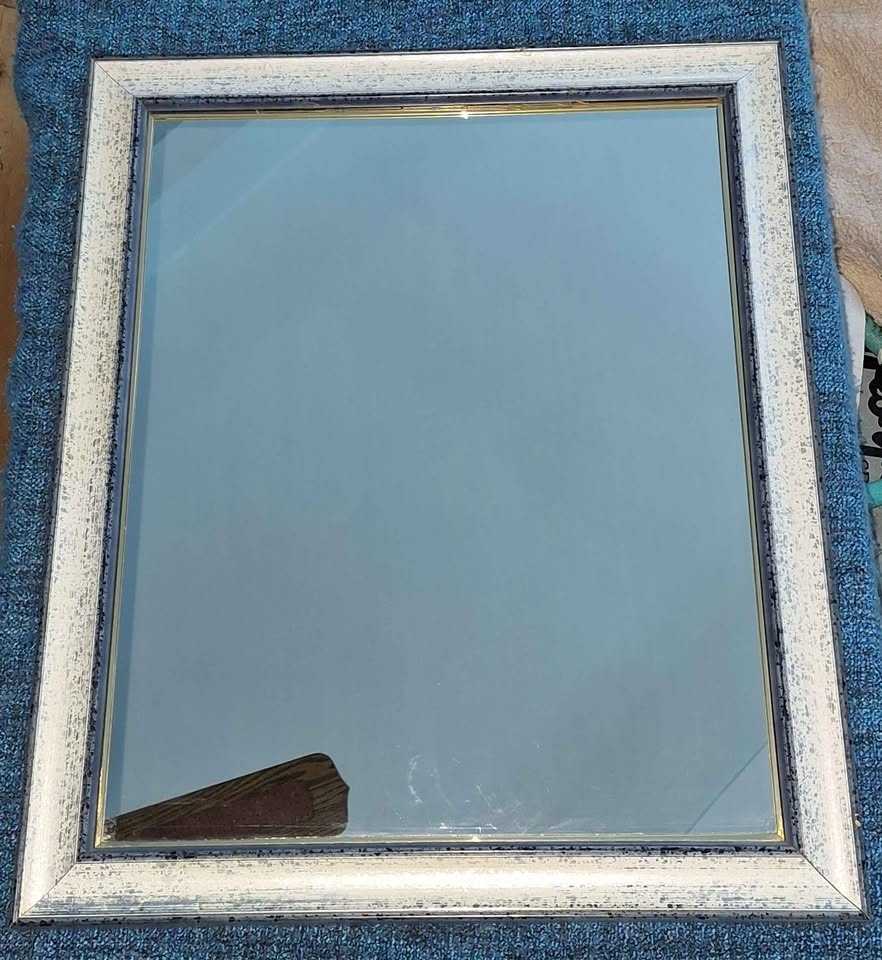 Grayish silver framed mirror 19.25" x 23.25" - photo 4